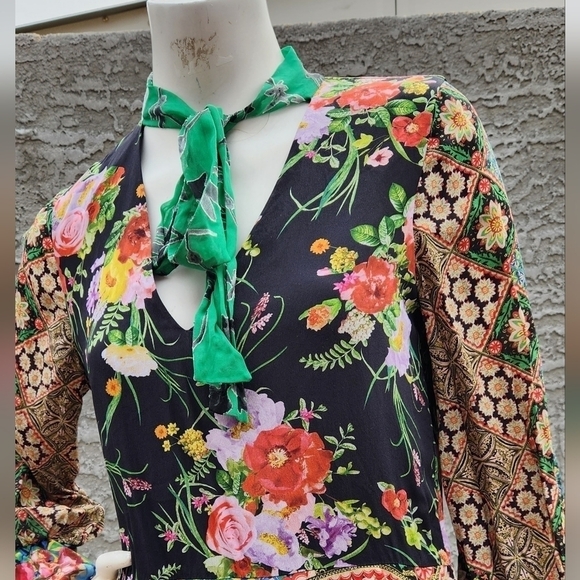 ALICE + OLIVIAMoore V-Neck Scarf Floral-Print Silk Dress - Picture 8 of 9